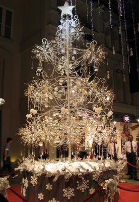 [world-most-expensive-christmas-tree[0].jpg]